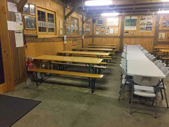 Détail de la salle (tables et banquet)