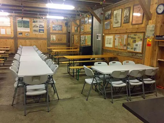 Tables dressées pour un repas de fête