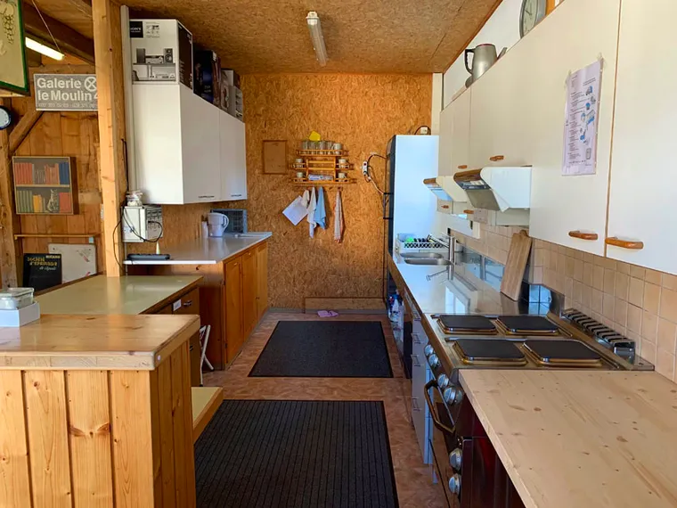 Cuisine équipée (lave-vaisselle professionnel)