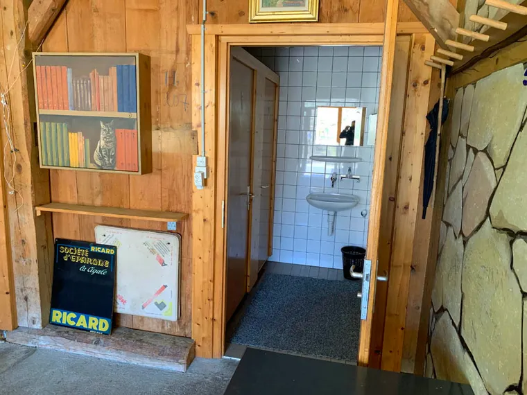 L’accès aux sanitaires, avec lavabo et toilettes carrelés